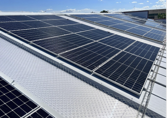 Detalle de paneles solares en instalación empresarial