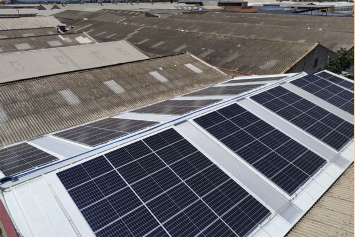 Instalación solar en cubierta industrial